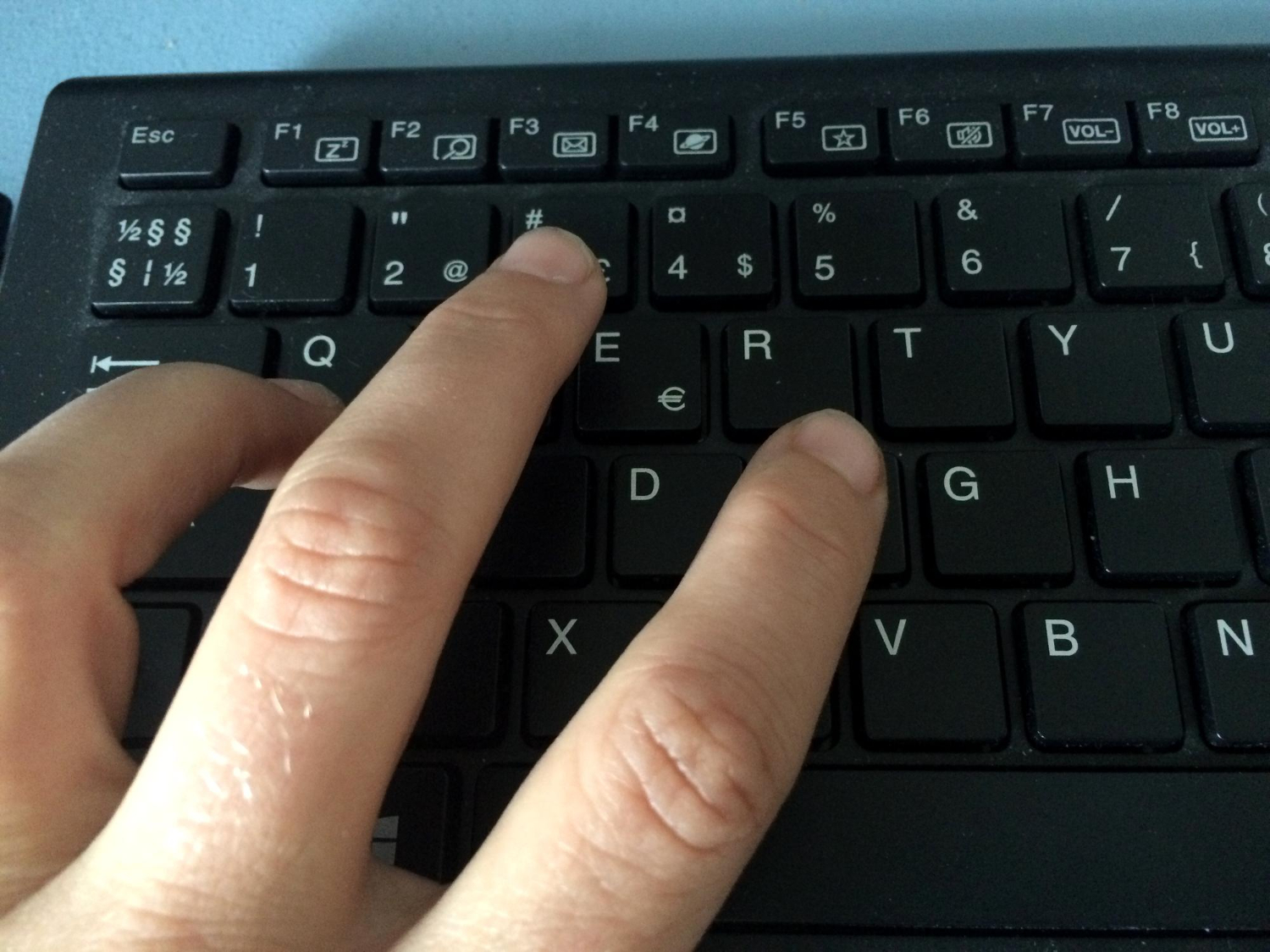 dedos en el teclado